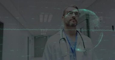 Doktor hastane koridorunda duruyor. Veri akışları ve dalga boyu örtülü yüzen dünyayı inceliyor. Tıbbi profesyonel, sağlık, teknoloji, yenilik, tanı, dijital sağlık, klinik