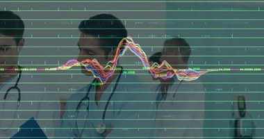 Hastane koridorundaki hasta verilerini inceleyen tıbbi ekip. Canlandırılmış şebeke hatları ve dalga şeklinde. Sağlık, işbirliği, teknoloji, hastane, veri, yenilik, profesyonel