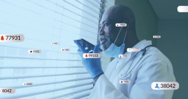 Doktor, steteskop ve yüzen bildirim simgeleriyle sağlık kliniğinde akıllı telefona konuşuyor. Tıbbi, profesyonel, iletişim, teknoloji, sağlık hizmetleri, modern, erişilebilir