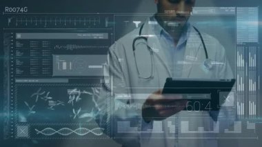Tıp laboratuarında elinde tablet bulunan doktor holografik dalga formları gösteriyor DNA sarmalları ve istatistikleri. Tıbbi, teknoloji, yenilik, fütüristik, tanı, sağlık, dijital