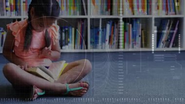 Kız öğrenim alanında halı döşeme üzerine kitap okuyor, dijital HUD kaplamalarını gösteriyor. Çocuklar, eğitim, kütüphane, neşeli, canlı, merak, öğrenme
