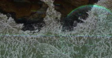 Okyanus veri görselleştirmesi havadan bakıldığında köpüklü dalgalar ve noktalı veri noktalarıyla canlandırılıyor. Deniz manzarası, veri analizi, deniz, teknoloji, doğal manzara, dijital arayüz, okyanus bilimi