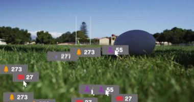 Rugby oyuncusu topun arkasına geçip spor teknolojisi için yüzen sosyal simgeleri gösteriyor. Atletizm, rekabet, açık hava, aksiyon, spor, canlı, dinamik