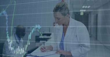 Klinik laboratuarında panoya yazı yazan kadın çizgi grafikleri ve yüzde kazancı güncelliyor. Araştırma, yenilik, tanı, analitik, profesyonel, modern, hassasiyet