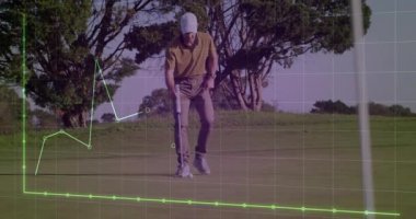 Erkek golfçü çömelmiş yeşil üzerine dizilmiş, animasyon spor analitik çizelgesi sergiliyor. Atletik, strateji, hassasiyet, açık hava, rekabetçi, analiz, odaklanma