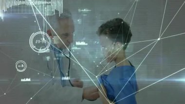 Tıbbi laboratuvarda erkek çocuğun göğsünde steteskop kullanan kıdemli erkek doktor dijital ağ grafiklerini gösteriyor. Sağlık, yenilik, teknoloji, pediatri, tanı, teletıp, profesyonel