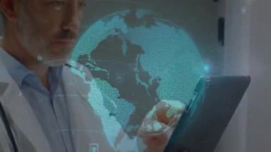 Erkek doktor, tablet ve ağ simgeleri kullanarak yüksek teknolojili tıp laboratuarında holografik küreyi sunuyor. Sağlık, yenilik, dijital, gelecekçi, bilim, teknoloji, profesyonellik