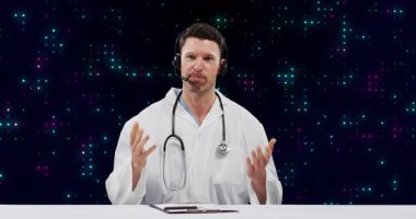 Doktor steteskop takarak masada oturuyor kulaklıkla konuşuyor, animasyon sağlık çizelgesi gösteriyor. Medikal, telehealth, futuristic, technology, innovation, professional, communication