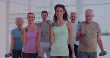 Stüdyoda dambılları kaldıran bir grup fitness katılımcısı, animasyon veri tablosunu gösteriyorlar. Sağlık, güç, motivasyon, takım çalışması, eğitim, sağlıklı yaşam tarzı, modern