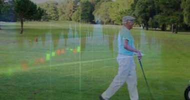 Spor pazarlaması için golf arabasından inen yaşlı çift, yüzen kulüp ikonlarıyla. Boş zaman, eğlence, açık hava, zarafet, yaşam tarzı, etkinlik, sükunet