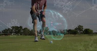 Erkek golfçü, teknoloji için hologram beyni ve dijital ızgarayı gösterirken yeşil hizalama topunun üzerinde çömeliyor. Atletik, yenilik, teknoloji, açık hava, hassasiyet, strateji, fütüristik