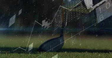 Eldivenli el golf topunu saf yeşil üzerinde kaldırma, fütüristik harita verilerini ve para birimi simgelerini harmanlama. Spor ekipmanları, dijital arayüz, yüksek teknoloji, kesinlik, açık hava, analitik, yenilik