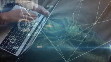 Kanepede dizüstü bilgisayarda yazan bir kadın, ağ şemaları ve veri tabloları ile teknolojik arayüzü gösteriyor. Teknoloji, yenilik, fütürizm, telekomünikasyon, dijital, çalışma alanı, yaratıcılık