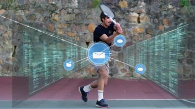 Sahada tenis raketi tutan olgun bir adam yüzen kod akışları ve teknoloji ikonlarıyla uğraşıyor. Atletik, fütüristik, dijital, teknoloji, açık hava, yenilik, spor