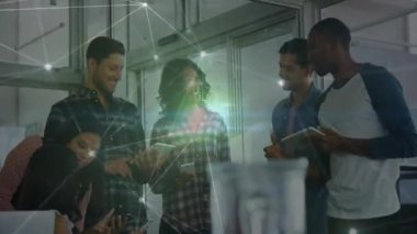 Teknoloji ofisindeki cihazlarda işbirliği yapan altı profesyonel. Parlak ağ örtüşmeleri var. İşbirliği, yenilik, bağlantı, takım çalışması, modernlik, teknoloji, şirket