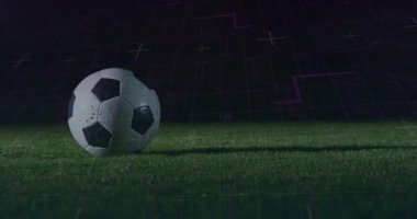 Futbol topu çimenlerin üzerinde yüzüyor, dijital şebeke parlıyor yüksek teknoloji spor sahneleri yaratıyor. Atletik, spor, fütüristik, rekabet, dijital, teknoloji, açık hava