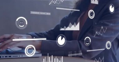 Teknoloji ofisinde dizüstü bilgisayar klavyesinde yazan kadın bar çizelgeleri ve sayısal veriler gösteriyor. Teknoloji, dijital, veri, yenilik, sunucu, modern, analitik