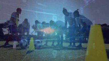 Antrenman sahasında toplanmış yedi bayan futbolcu teknoloji ampullerini gösteriyor. Sporcular, takım çalışması, antrenman, dijital, yenilik, açık hava, spor