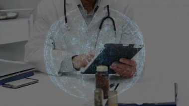 Klinikte steteskop kullanan erkek doktor yüzen ağ düğümleriyle iletişim kuruyor. Sağlık, teknoloji, profesyonel, dijital, yenilik, iletişim, modern