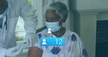 Doktor, muayene odasında kadın hastaya şırıngayla aşı uyguluyor. Animasyon çizelgesi gösteriyor. Sağlık, sağlık, profesyonellik, sağlık, tedavi, çevre, bakım