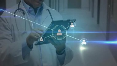 Doktor hastane koridorundaki ağ verilerini inceliyor, canlandırılmış kullanıcı simgesi grafiklerini gösteriyor. Tıbbi, teknoloji, yenilik, sağlık, bağlantı, dijital, profesyonel