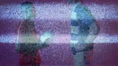 İki erkek sporcu arıza sanatları stüdyosunda parıldayan topla spor teknolojilerini sergiliyorlar. Soyut, dijital sanat, canlı, hareket, rekabet, fütüristik, dinamik