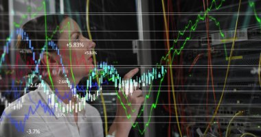 Bilgisayar sunucu odasında çalışan beyaz kadın mühendis için finansal veri işleme. küresel finans ve iş veri depolama teknolojisi kavramı