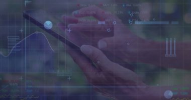 Akıllı telefon kullanan beyaz bir kadının mali veri işleme görüntüsü. küresel finansman, bilgisayar ve dijital arayüz kavramı dijital olarak oluşturulmuş görüntü.