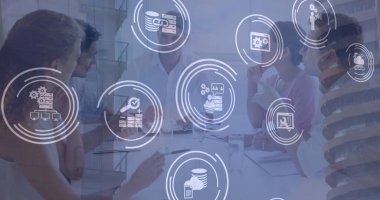 Çeşitli iş adamları üzerindeki finansal simgelerin görüntüsü. küresel nişanlılar, bağlantılar, veri işleme ve dijital arayüz kavramı dijital olarak oluşturuldu.