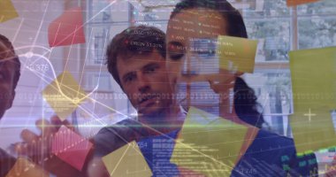 Çeşitli iş adamları üzerinde finansal veri işleme görüntüsü. küresel iş, finans, dijital arayüz ve bağlantılar konsepti dijital olarak oluşturulmuş görüntü.