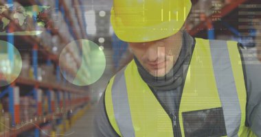 Kafkasyalı bir depo çalışanının mali veri işleme görüntüsü. küresel gönderim, dağıtım, iş, veri işleme ve teknoloji konsepti dijital olarak oluşturuldu.