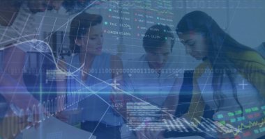 Çeşitli iş adamları üzerinde finansal veri işleme ve borsa görüntüsü. küresel iş, finans ve dijital arayüz kavramı dijital olarak oluşturulmuş görüntü.