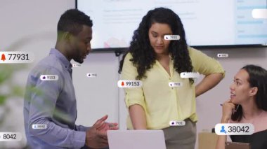 Pazarlama ekibi, yüzen sosyal medya analitik simgelerinin yer aldığı çizelgeleri modern ofiste sunuyor. İşbirliği, takım çalışması, veri, teknoloji, sunum, analitik, dijital