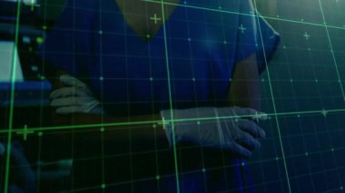 Ameliyat odasında dikilen mavi ameliyat önlüğü giyen kadın tıbbi dijital şebekeyi gösteriyor. Tıbbi, sağlık, yenilik, gelecekçi, profesyonel, klinik, teknoloji