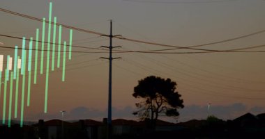 Elektrik iletim kulesi alacakaranlık silueti üzerinde yükseliyor yüzen veri çubukları ve çizgi grafiklerini gösteriyor. Altyapı, veri görselleştirme, kentsel, endüstriyel, kullanım alanı, teknoloji, çevre