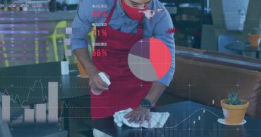 Kahveci, kafenin içindeki ahşap masayı temizliyor, ışıltılı ikonlarla solüsyon püskürtüyor. Misafirperverlik, temizlik, temizlik, profesyonellik, iç tasarım, atmosfer, hijyen