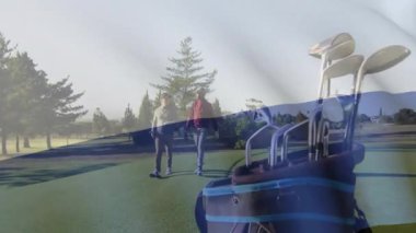 Spor eğitiminde sahada yürüyen iki golfçü hareketli salıncak veri grafiklerini gösteriyor. Sporcular, açık hava, rahatlık, hassasiyet, takım çalışması, doğal, canlı