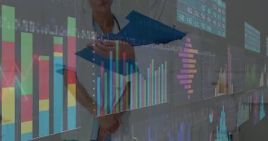 Tıp laboratuarında mavi panoyu inceleyen iki doktor yüzen çizgiler ve bar çizelgeleri gösteriyor. Sağlık, analitik, teknoloji, işbirliği, profesyonellik, veri görselleştirme, klinik