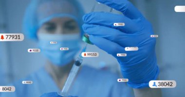 Sağlık uzmanı klinikte şırıngaya ilaç çiziyor, sosyal medya ikonları etrafta dolaşıyor. Tıbbi, profesyonel, temiz, klinik, dijital, teknolojik, sağlık hizmetleri