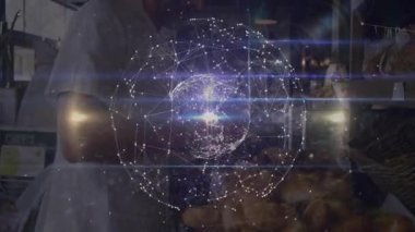 Markete göz atan, parlayan hologram küresiyle etkileşime geçen, üretimi ön plana çıkaran bir adam. Teknoloji, yenilik, dijital, fütürizm, karşılıklı bağlantı, perakende, alışveriş