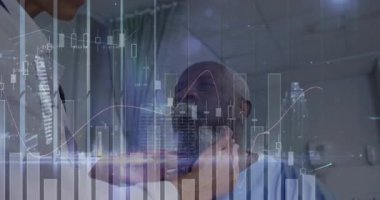 Tıbbi muayene odasındaki hastayı muayene eden doktor holografik şamdan ve çizgi grafikleri gösteriyor. Sağlık, yenilik, teknoloji, tanı, klinik, profesyonel, geleceksel