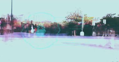 Metal barikatın arkasında duran pikselli kalabalık kentin kaldırımını bozuyor. Arıza, bozulma, kentsel, çağdaş, dijital, soyut, teknoloji