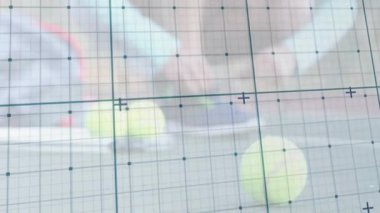 Kadın tenisçi kortta raket sallıyor, neon topları spor analizi ızgarasında yüzüyor. Atletik, fütüristik, enerjik, teknoloji, performans, dijital, aktif