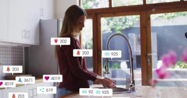 Kadın pazarlamacı yay boyunlu musluğun altında ellerini yıkıyor, yüzen sosyal medya simgelerini gösteriyor. Modern, gösterişli, minimalist, bağlantı, teknoloji, ev, yaşam tarzı