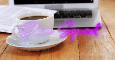 Beyaz seramik kahve fincanı ofis masasında duruyor. Yüzen neon parıltı ekibi düz tasarım ışıltılarıyla. Rahat, çalışma alanı, modern, minimalist, üretkenlik, dijital, stil