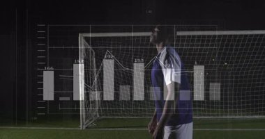 Erkek futbolcu gece kalenin önünde kollarını kaldırarak analitik spor gösterileri yapıyor. Atletik, performans, dijital, fütürist, gece hayatı, spor, yarışma