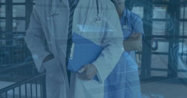 Doktor ve hemşire tıbbi koridorda duruyor, pano ve dijital arayüz grafikleri sergiliyorlar. Tıbbi, sağlık, profesyonel, yenilik, teknoloji, işbirliği, modern