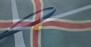 Mavi tenis raketi, İzlanda bayrağı altında yeşil sahada canlandırılan sarı top. Spor ekipmanları, atletik, canlı, açık hava, rekabet, eğitim, görsel odaklanma