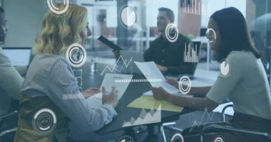 İş ofisindeki basılı çizelgeleri tartışan dört iş arkadaşı, animasyon grafikleri ve zamanlayıcıları üst üste koyuyor. İşbirliği, takım çalışması, veri analizi, modern çalışma alanı, iş sunumu, dijital arayüz, profesyonel ortam