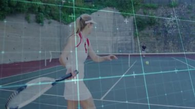 Sahada raket sallayan kadın oyuncu, spor verilerini yörünge ve hız ölçer ile gösteriyor. Atletik, rekabet, açık hava, spor, dinamik, konsantrasyon, fitness